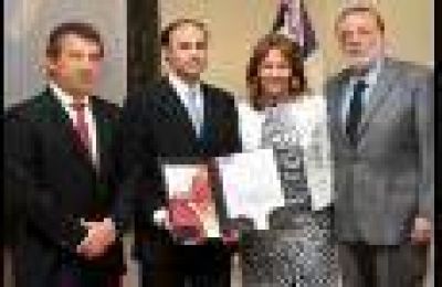 Urribarri con empresarios en misi�n comercial en Chile