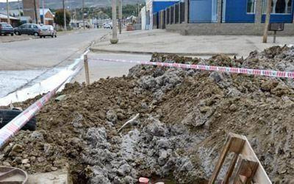 Denuncian que abandonan una obra y dejan un pozo de 2 metros de di�metro