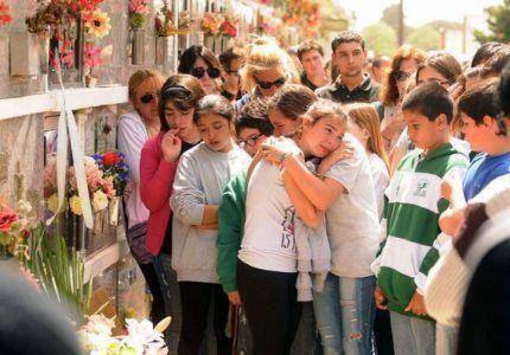 Inhumaron a Gast�n y todo un pueblo lo acompa�� hasta su �ltima morada