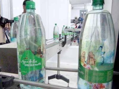 El agua de Misiones ya est� en las g�ndolas de Posadas e Iguaz�