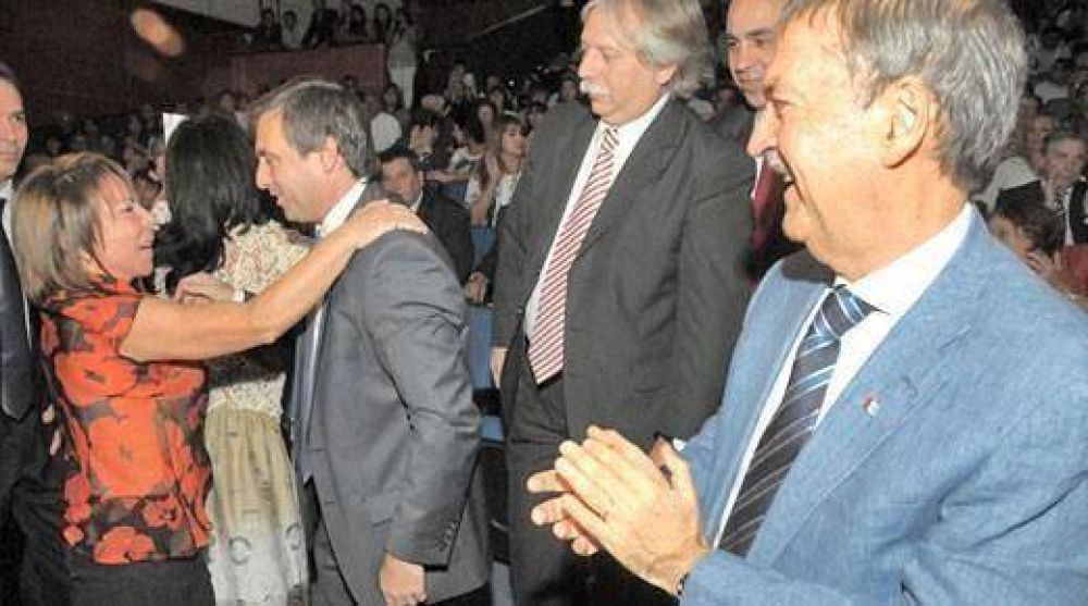 Mestre pidi� la convivencia del cospel y la tarjeta; municipio anunciar�a pr�rroga