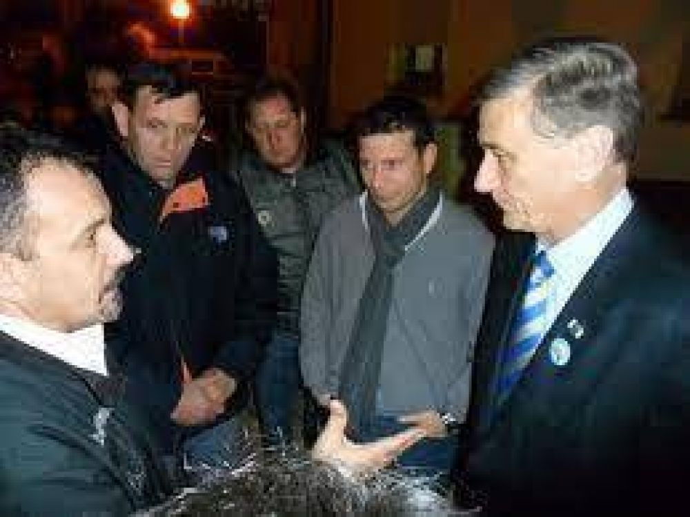 Trabajadores de Naranpol agredieron el autom�vil del gobernador Binner