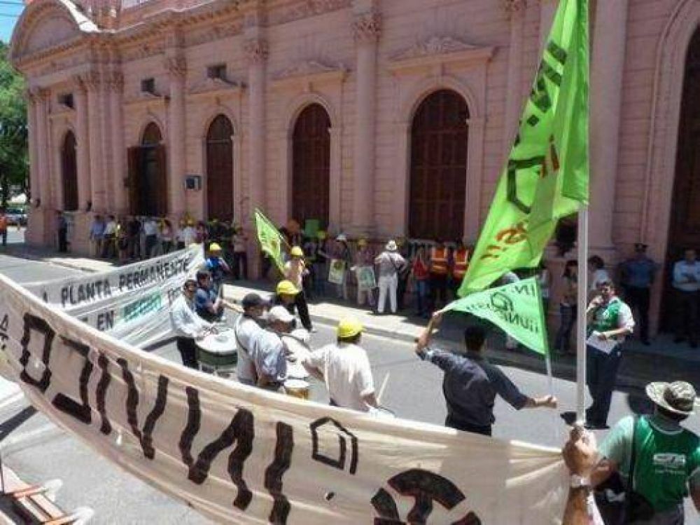 En el Invico gritaron por salarios y m�s viviendas