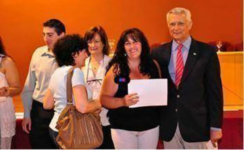 SAN MART�N - IVOSKUS ENTREG� CERTIFICADOS DE ASISTENCIA A CURSOS DE INFORM�TICA