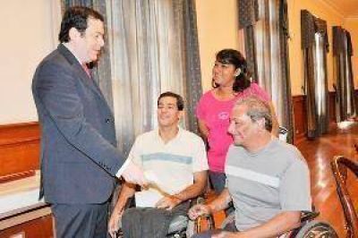 El gobernador entreg� un subsidio para la construcci�n de la sede del Club de Lisiados