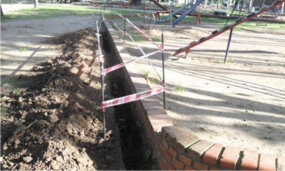 Comenzaron las tareas para la colocaci�n de nuevas luminarias en la Plaza Italia