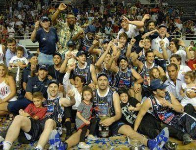Media ciudad de fiesta: Pe�arol tricampe�n del S�per 8