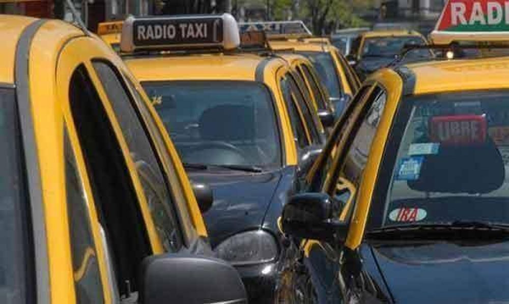 Aumentan los taxis porte�os