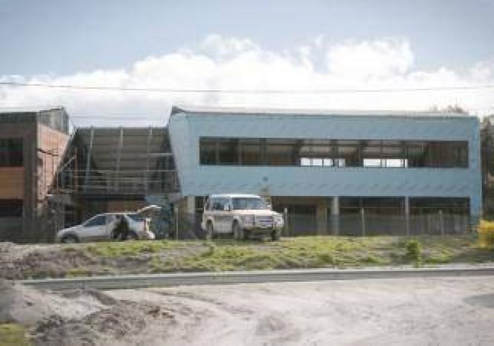 Firman convenio por obras privadas en La Angostura 