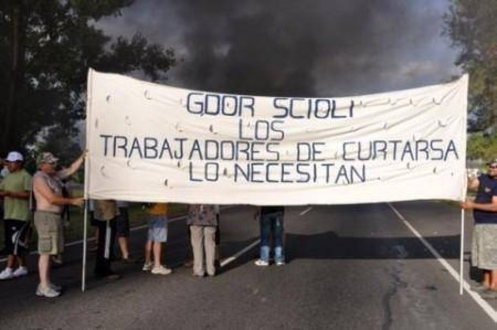 Los trabajadores de Curtarsa piden que la Presidenta y el Gobernador escuchen sus reclamos