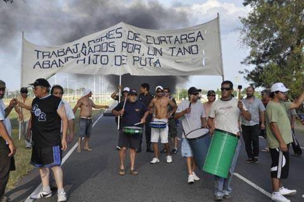 Tras tres horas de corte, los trabajadores de Curtarsa levantaron la protesta en la ruta 5