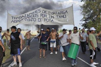 Tras tres horas de corte, los trabajadores de Curtarsa levantaron la protesta en la ruta 5