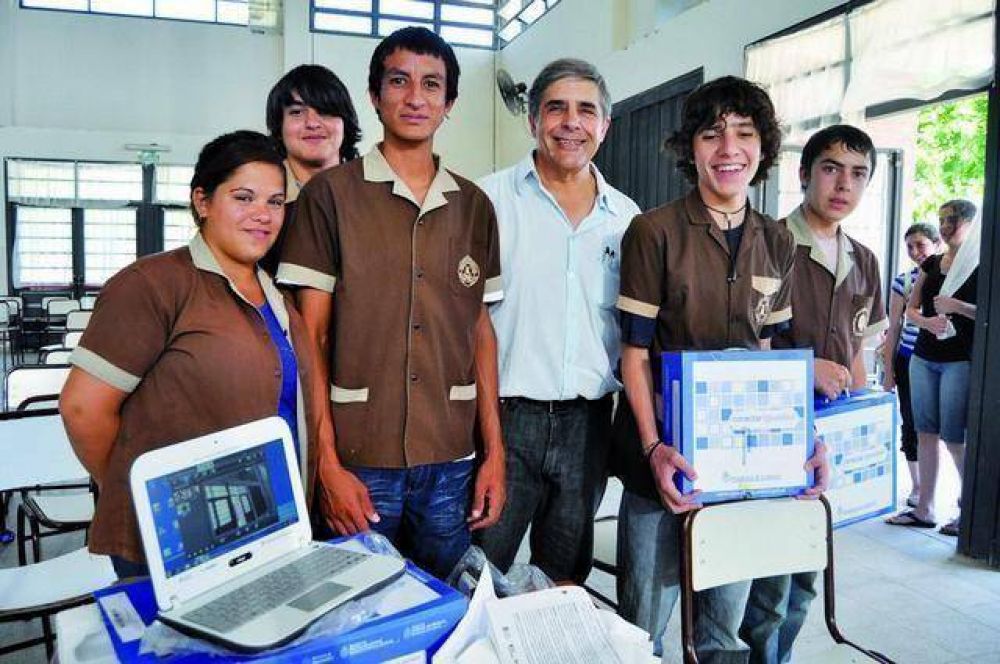 Entregaron 800 netbooks en un colegio de Santa Luc�a