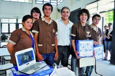 Entregaron 800 netbooks en un colegio de Santa Luc�a