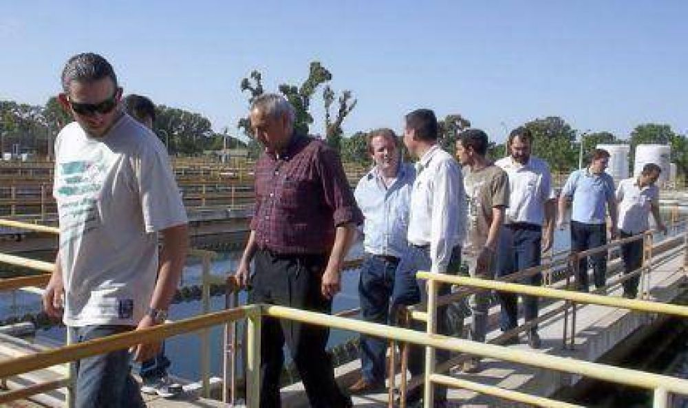 Trabajadores de Obras Sanitarias en una jornada de trabajo en ABSA