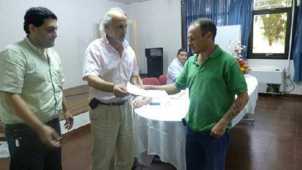 Entregaron un mill�n de pesos a escuelas t�cnicas de la provincia