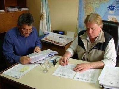 Intendente y concejales firmaron un acta acuerdo por el tema terrenos