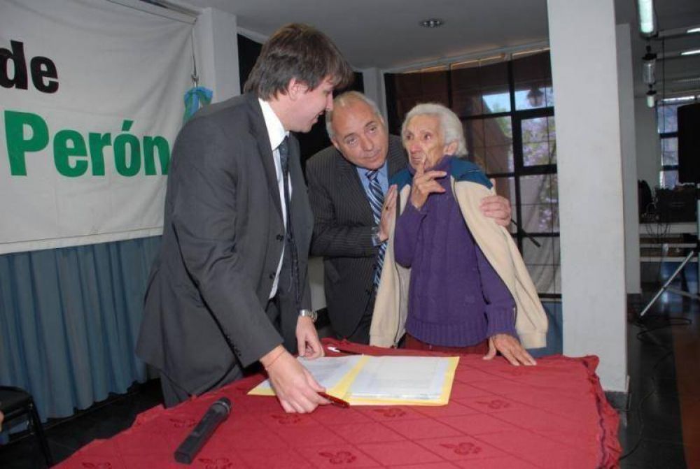 PTE. PER�N - Regueiro presidi� acto de firma de escrituras
