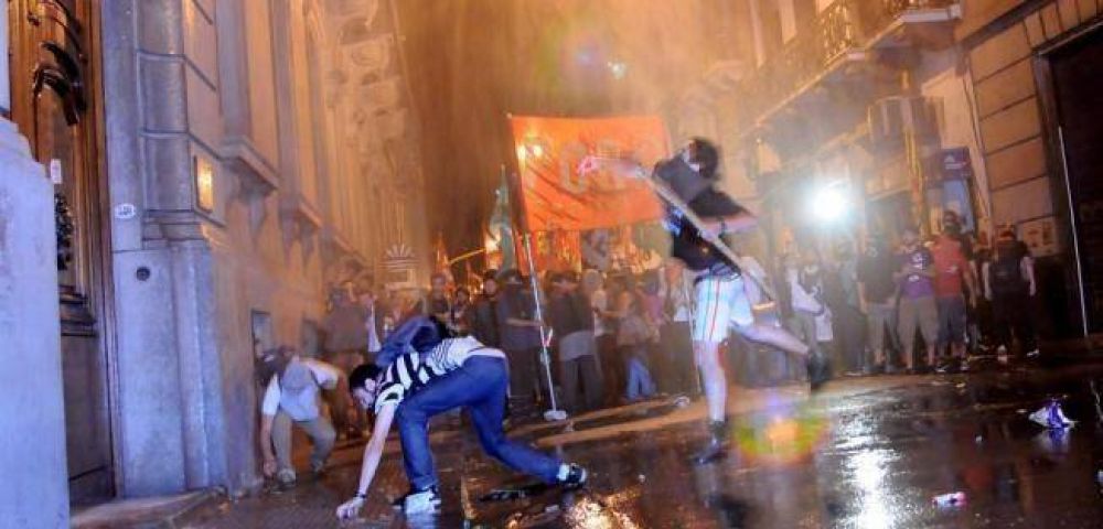 Balas de goma, piedrazos y corridas en la Legislatura, ante la ausencia de la Federal