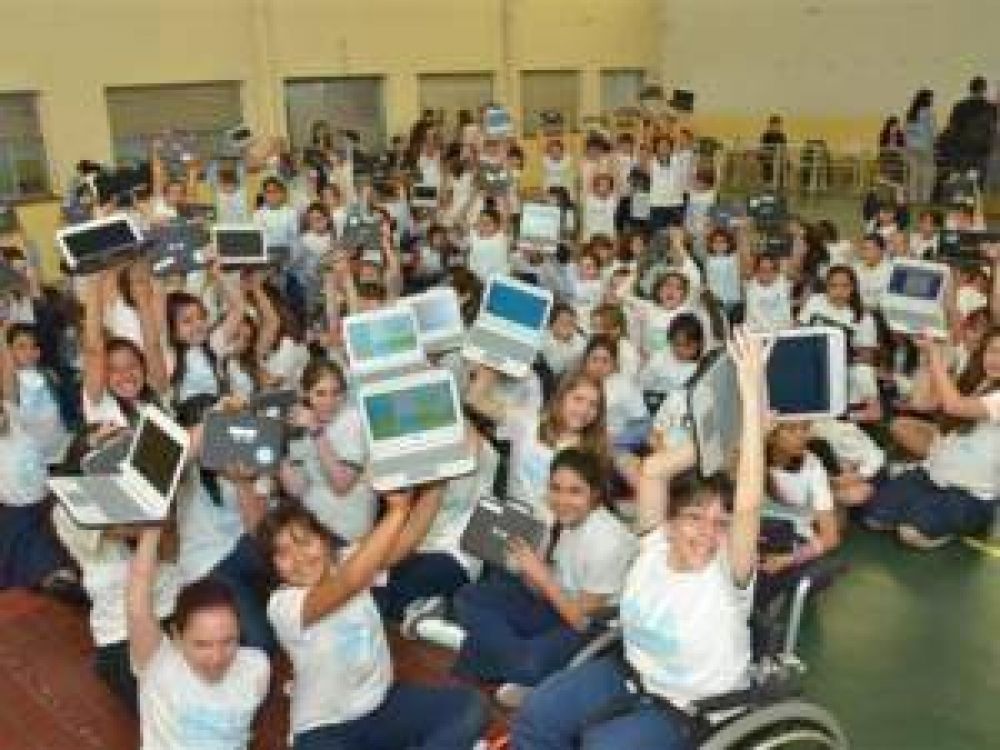 Las computadoras llegaron al Colegio �Santa Mar�a�