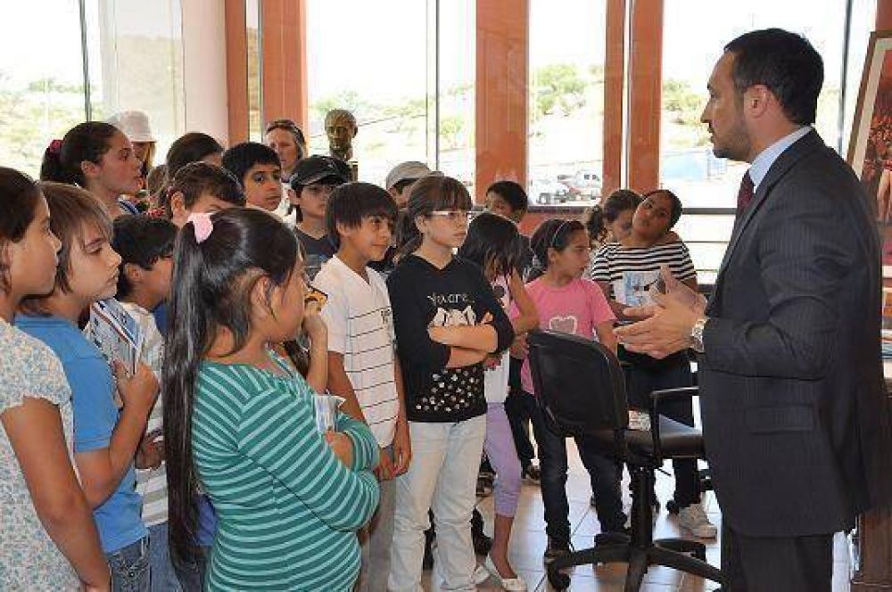 El Ministro de Educaci�n recibi� en su despacho a los alumnos del colegio Gobernador Santiago Besso  