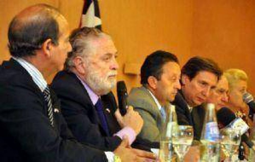 Jaque se despide cortando cintas