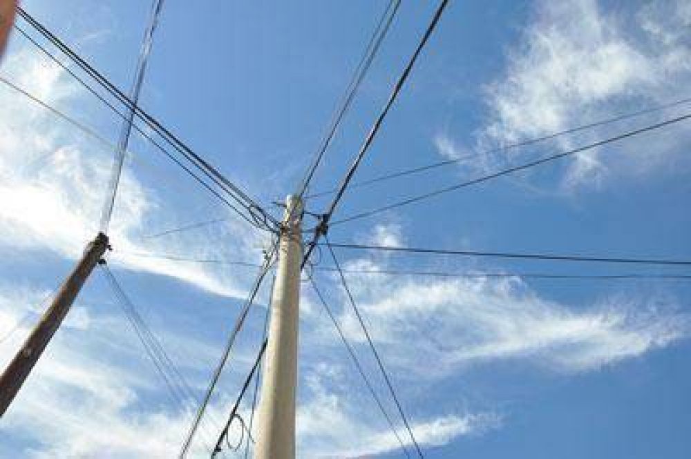 Cablevisi�n le pagar� a la CPE medio mill�n por el uso de las columnas