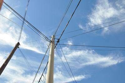 Cablevisi�n le pagar� a la CPE medio mill�n por el uso de las columnas