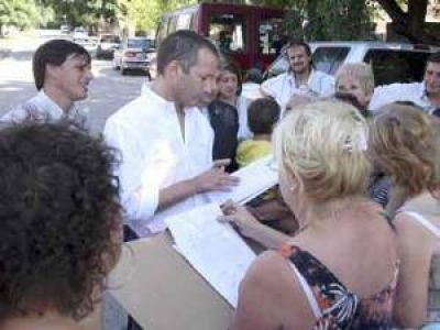 Llavallol: Insaurralde supervis� las obras de asfalto y charl� con la gente