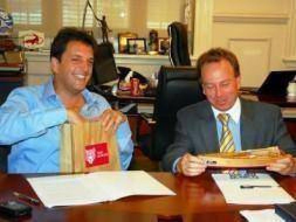 Tigre: Massa firm� convenio con Claro para la instalaci�n de antenas de telefon�a celular