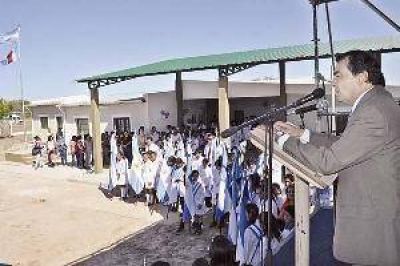 Niccolai inaugur� una escuela en el interior del departamento R�o Hondo