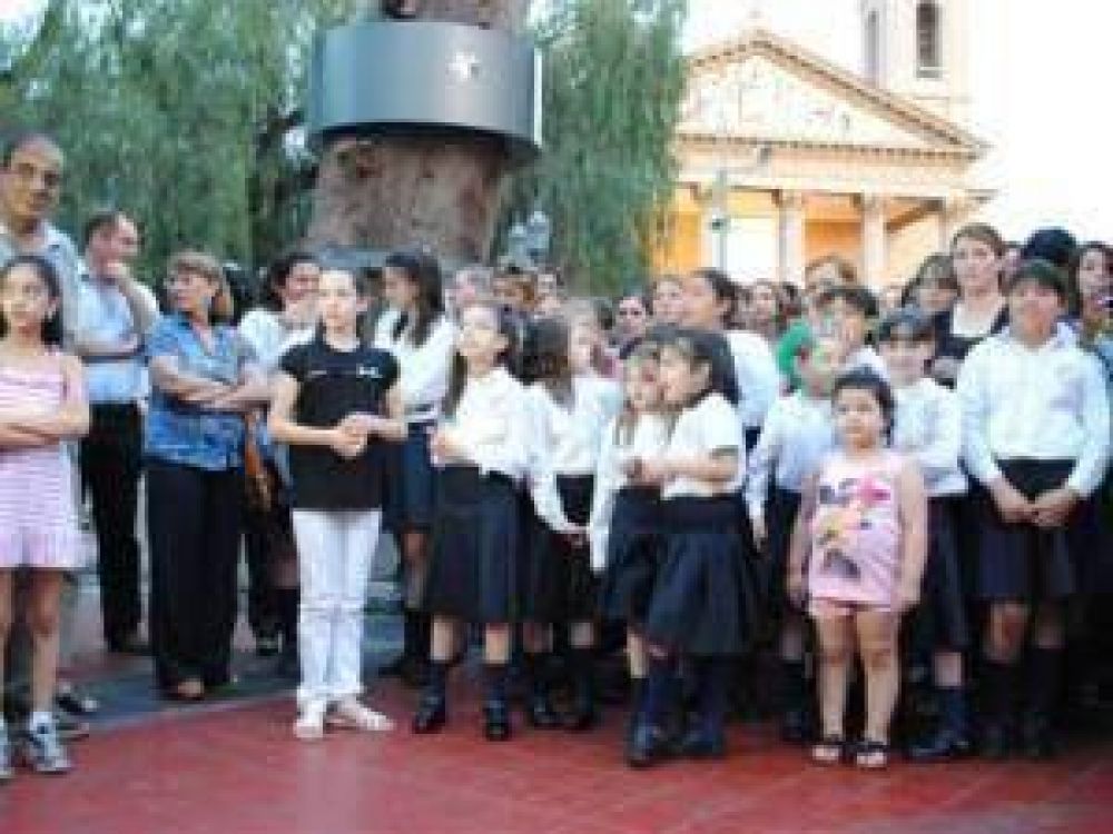 Las ni�as del Santa Mar�a ya tienen su homenaje en la plaza Pringles