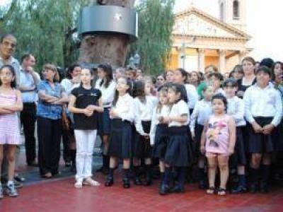 Las ni�as del Santa Mar�a ya tienen su homenaje en la plaza Pringles