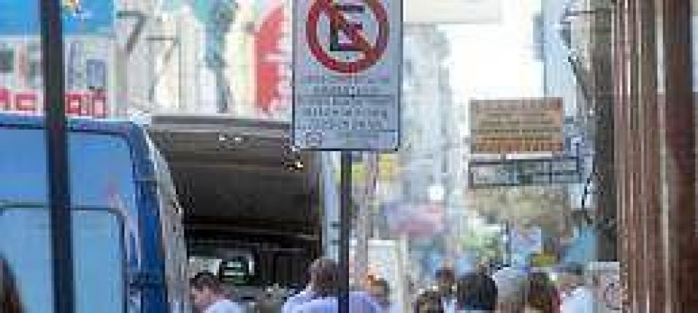Sin multas, el microcentro est� plagado de veh�culos en infracci�n 