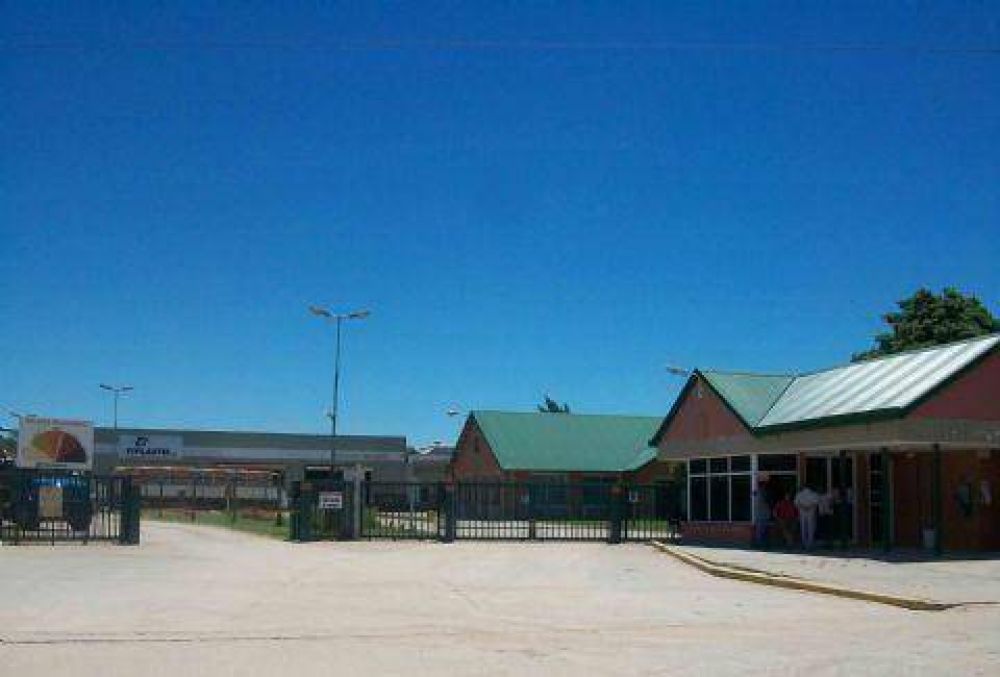 El sindicato de camioneros reclam� en el ingreso a la planta de Fiplasto