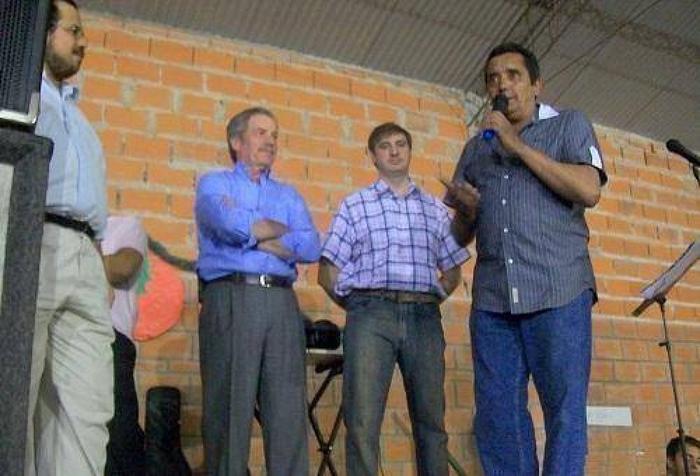 Felipe Sol� y Oscar Luciani participaron de la fiesta del barrio La Palomita