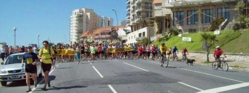 Atletas indignados corrieron en repudio a la suspensi�n de la media marat�n 2011 