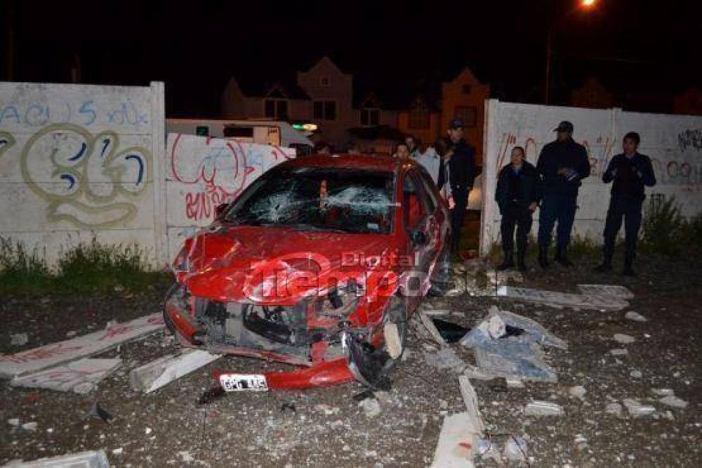 Perdi� el control y se estrell� contra un muro