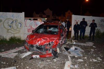 Perdi� el control y se estrell� contra un muro