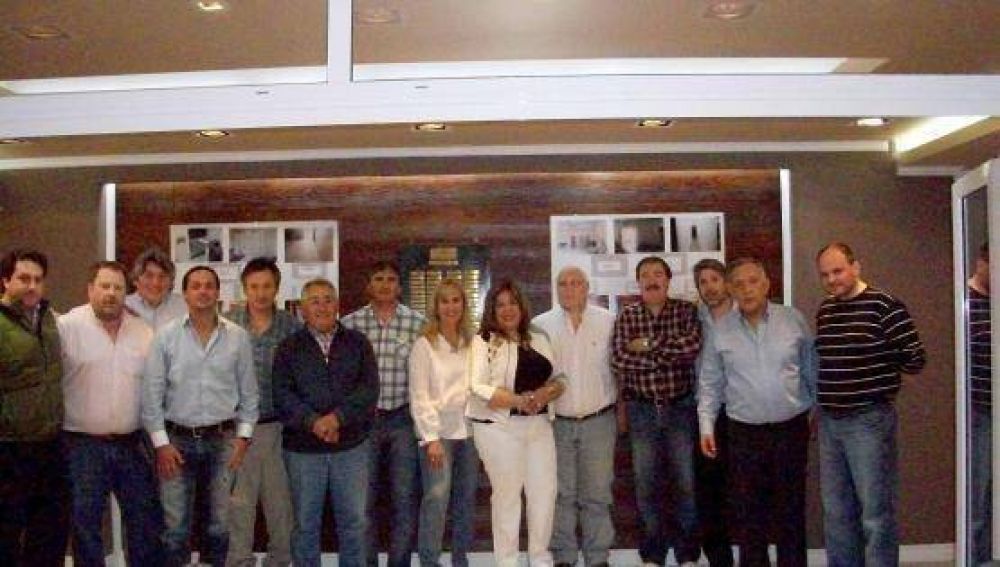 Cruces renov� su mandato al frente de la C�mara de Comercio
