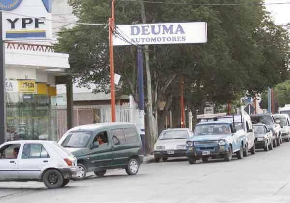 Volvieron las colas en las estaciones de servicio