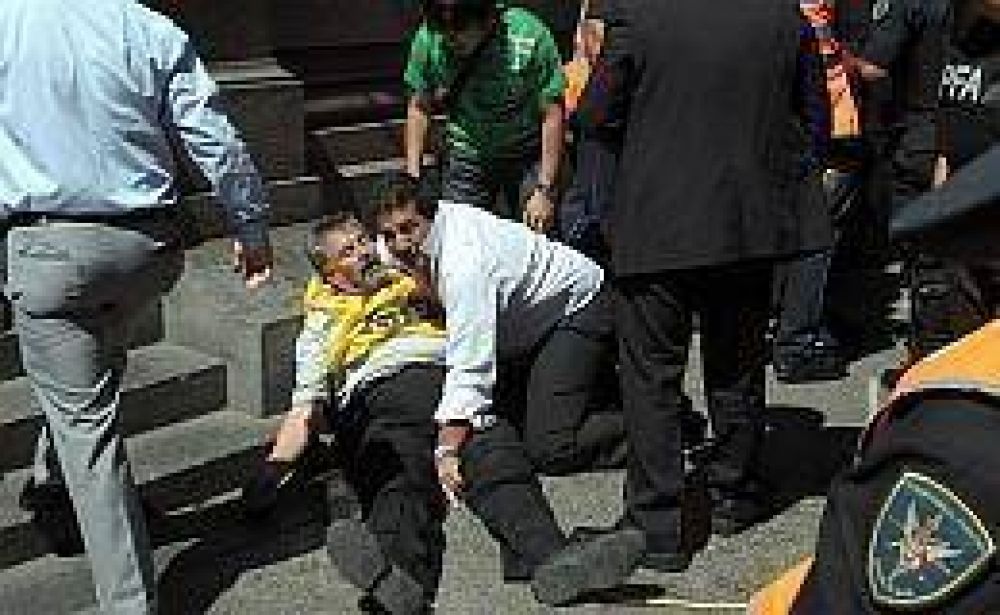 Castells intent� ingresar al Congreso por la fuerza y se descompens�