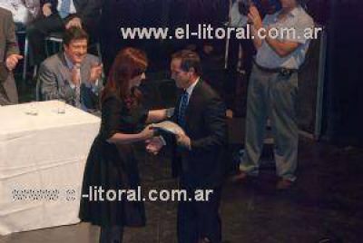 Cristina entreg� a Camau una frecuencia de radio municipal