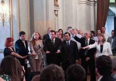Juraron los representantes de las 15 Comunas porte�as