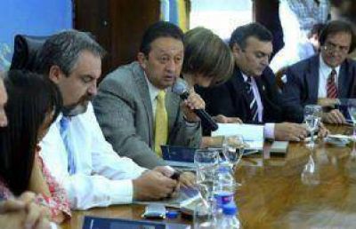 P�rez quiere revisar decretos de Jaque