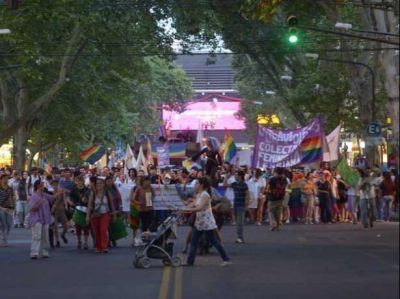 La primera Marcha del Orgullo Gay de Mendoza convoc� a m�s de 600 personas en el centro