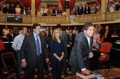 JURARON LEGISLADORES BONAERENSES Y JOSE LUIS PALLARES YA ES SENADOR