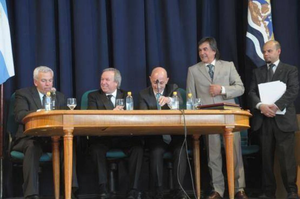 Jur� el Gobernador, diputados y funcionarios