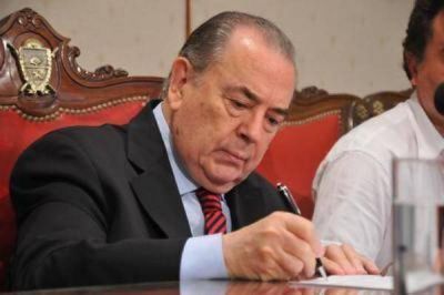 Jorge firm� decreto con el pase a planta de personal contratado