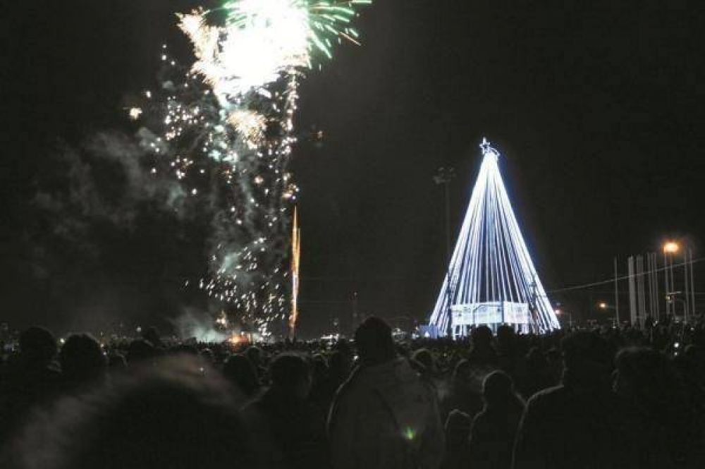 La ciudad de R�o Grande vivi� intensamente el encendido del Arbol Navide�o